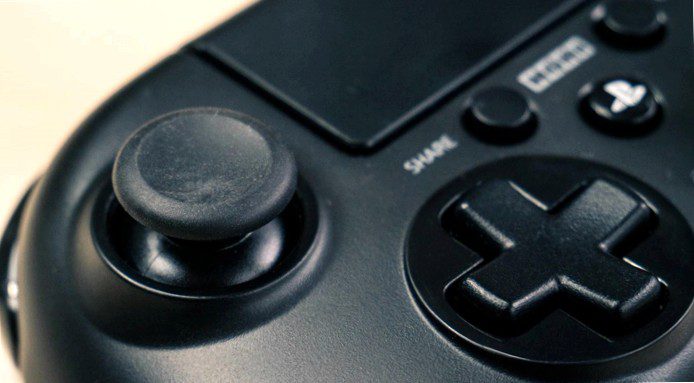 The left analog stick sits higher up, as it does on the Xbox controller